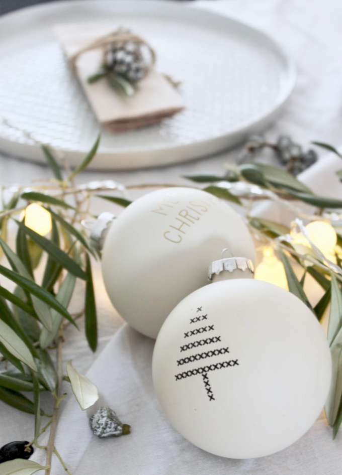 DIY-Ideen: Skandinavisch mit Olivenzweigen: Festliche Tischdeko für Weihnachten mit Lichterkette