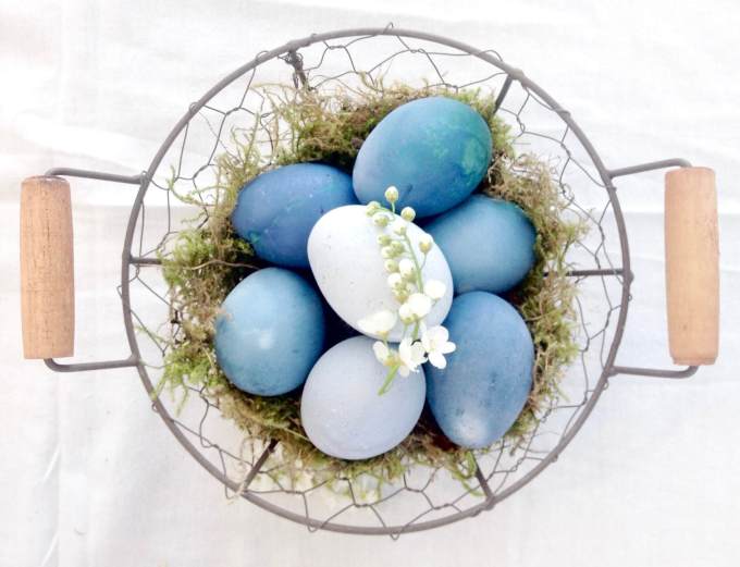 Tischdeko für den Frühling mit Blumen und DIY Ostereier natürlich färben mit Rotkohl