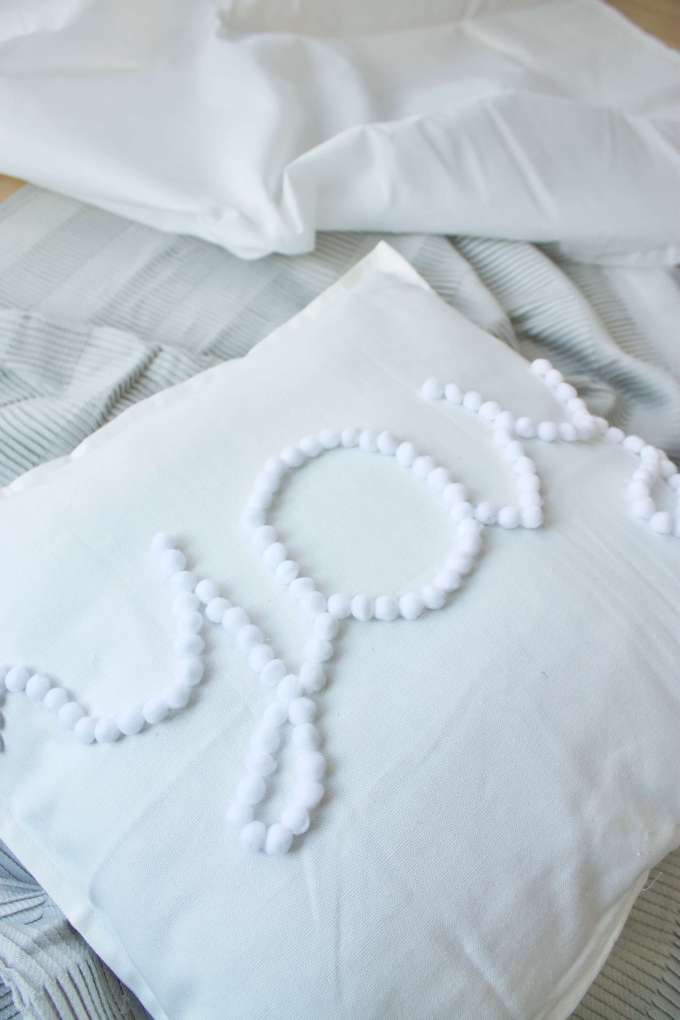DIY Kissen selber machen ohne Nähen mit schöner Schrift aus PomPoms
