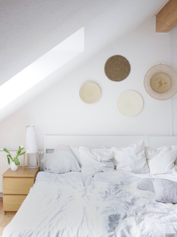 Skandinavisch Wohnen mit Boho-Ethno-Wandgestaltung im Schlafzimmer mit Dachschräge und Familienbett