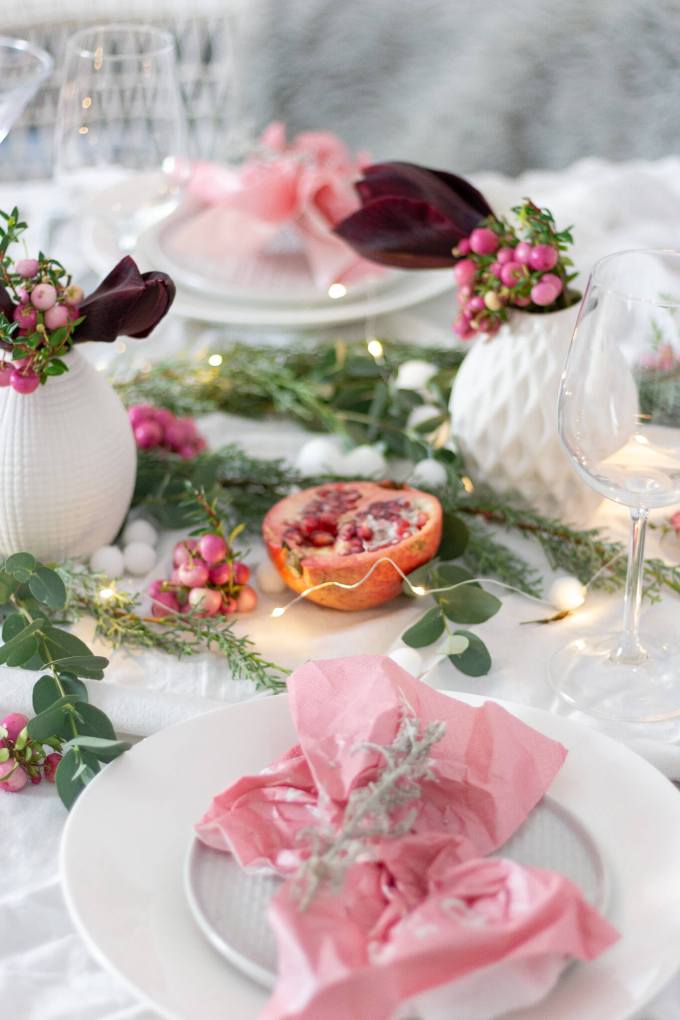 Festliche Tischdekoration für Weihnachten oder eine Winter-Hochzeit aus der Natur in Altrosa