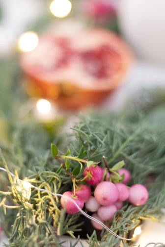 Festliche Tischdekoration für Weihnachten oder eine Winter-Hochzeit aus der Natur in Altrosa