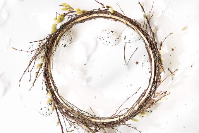 Osterkranz aus der Natur basteln - schlicht mit Weide, Federn und Ei